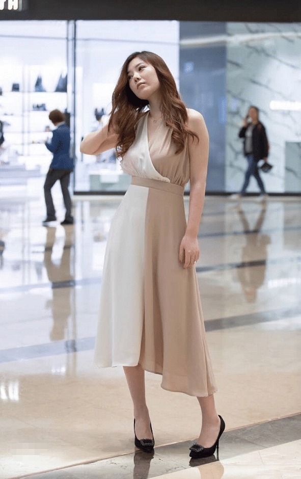 上穿着一|街拍:30岁辣妈美成这样,找谁说理去?