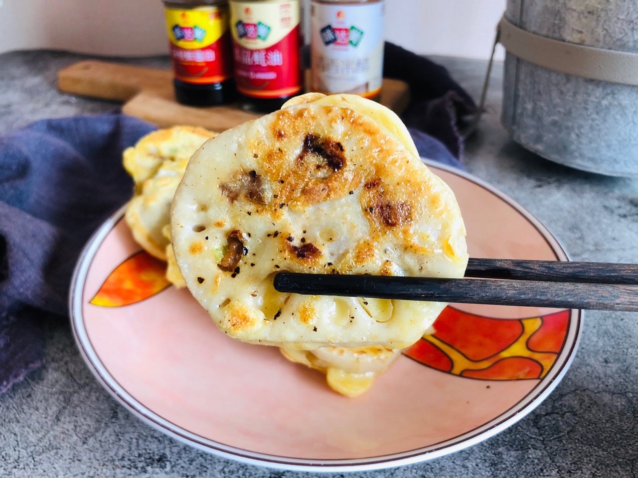 自制香煎藕盒，自己做干净卫生还少油，外酥里嫩，比买的还好吃！