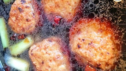 四喜丸子，原来加“馒头碎”是关键！如此做肉馅不松散，咸鲜酥嫩