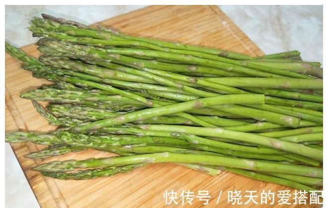 焯水|炒芦笋时，别只知道焯水，多加1步，芦笋鲜嫩翠绿，香嫩好吃