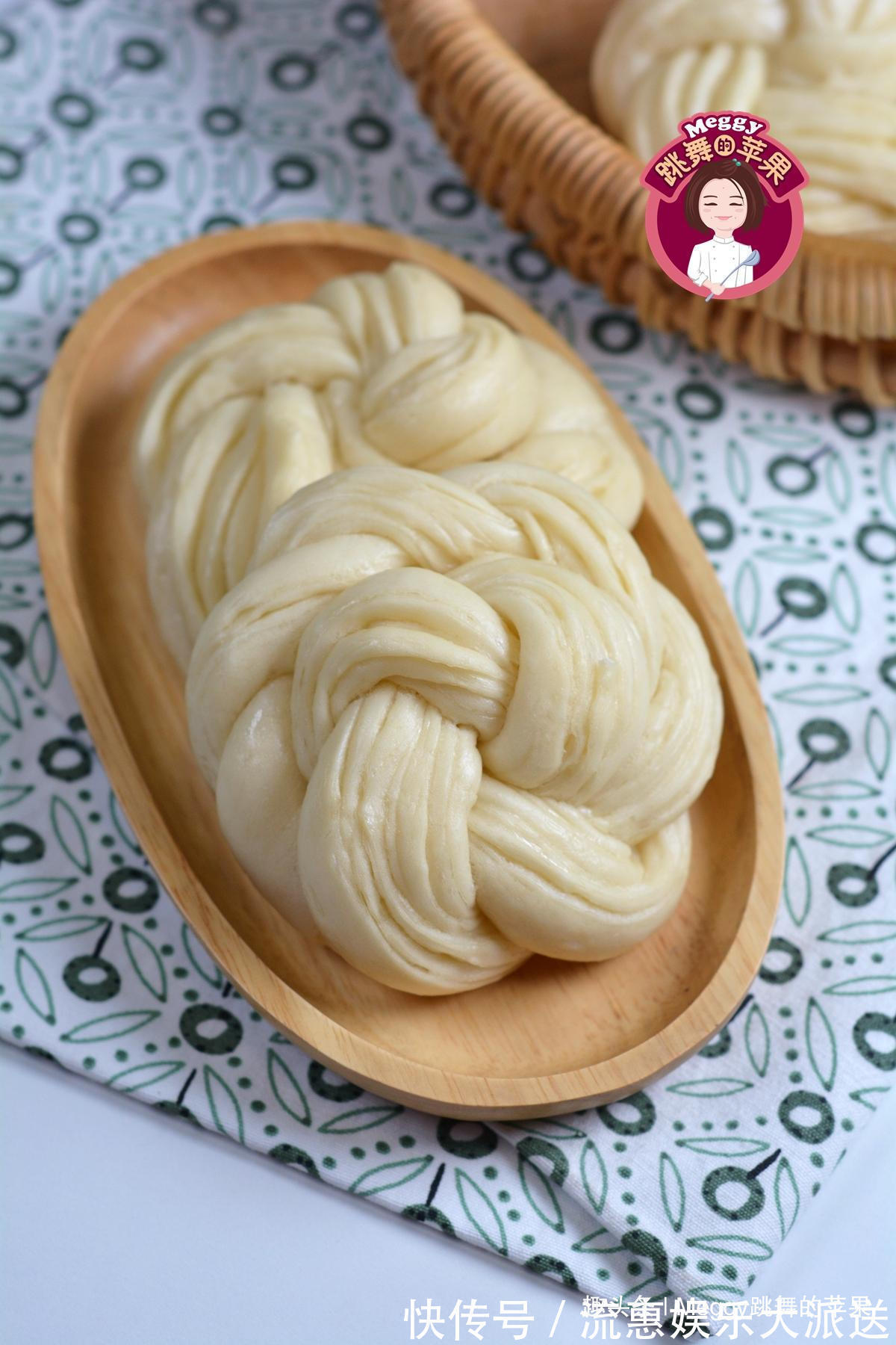 酵母|教你做个绣球花卷，又白又嫩又暄软，发面多加一料，面团高又白