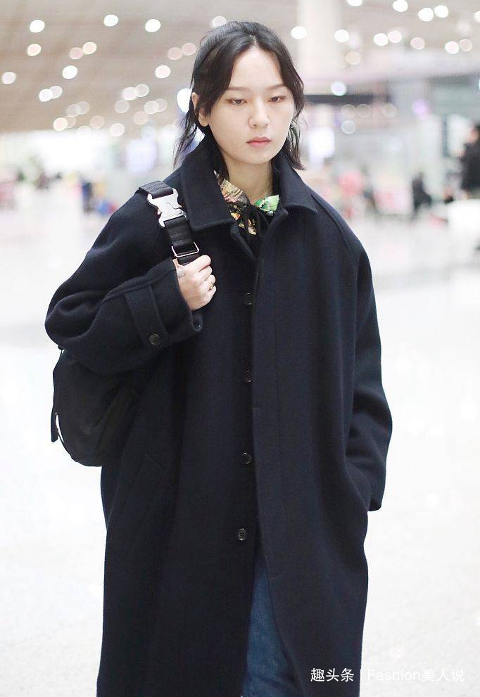 卷边裤 周笔畅启程米兰时装周,这回终于穿对了,大衣搭配卷边裤很时髦