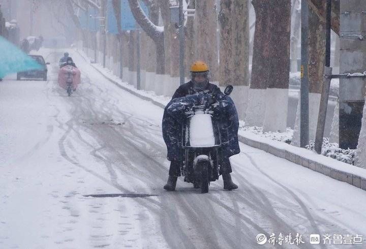 济南|济南大雪挡不住忙年人，雪中骑车小心翼翼