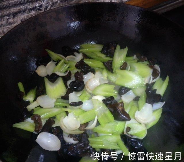 西芹|百合炒西芹，简单快手，清淡鲜美！