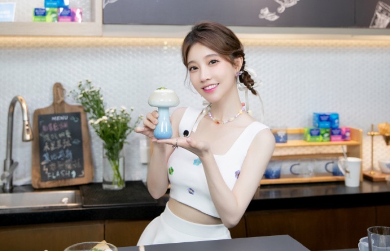 再见,少年|冯提莫参加《闪电咖啡馆》, 节目中反客为主, 展现综艺天赋