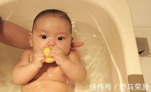 小宝宝|孩子生病老人这样给娃“洗澡”,医生怒斥差点丧失“生育”能力