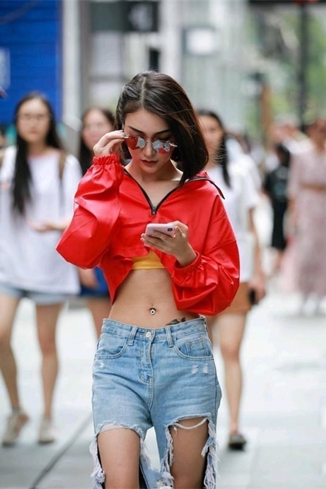 路人街拍，小姐姐搭配清新简洁的白色短裤，显得元气满满