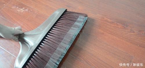 扫把上粘满了头发,试试这个方法,不脏手又方便,邻居见了纷纷学