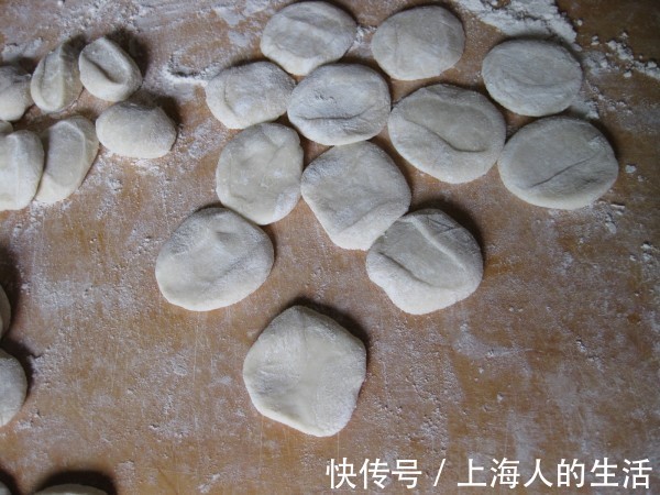 用此种菜包饺子那才叫一个香，比韭菜馅好吃，孩子吃了两大盘