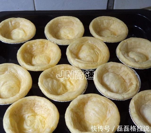 草莓蛋挞,很香很嫩的蛋挞,搭配一带草莓口感更清新