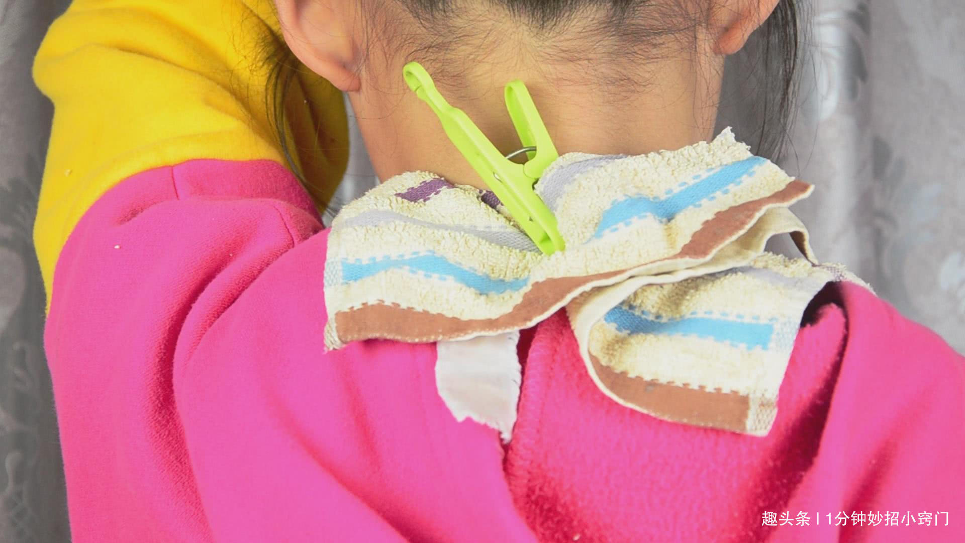 毛巾中间剪个洞,再也不用每天都洗衣服了,值得宝妈们学起来