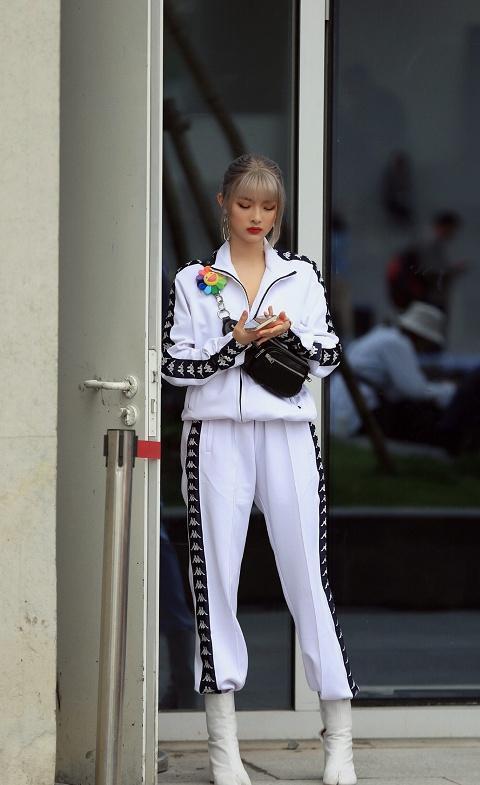 街拍:美女身穿黄色毛衣搭配小皮裙,笑容甜美可爱,非常时髦