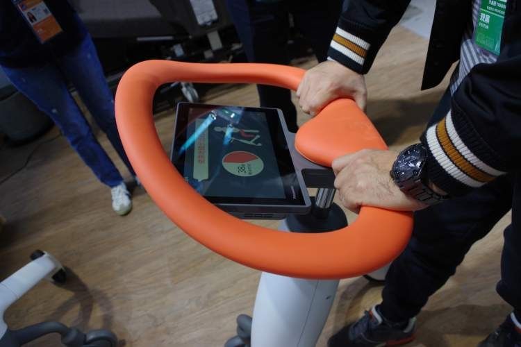 老年人|松下最新健步机器人,可帮助老年人进行走步训练|进镜头