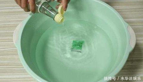 牙膏|拖鞋时间久了发黑有污垢,傻傻的用手洗教你一招,旧鞋秒变新鞋