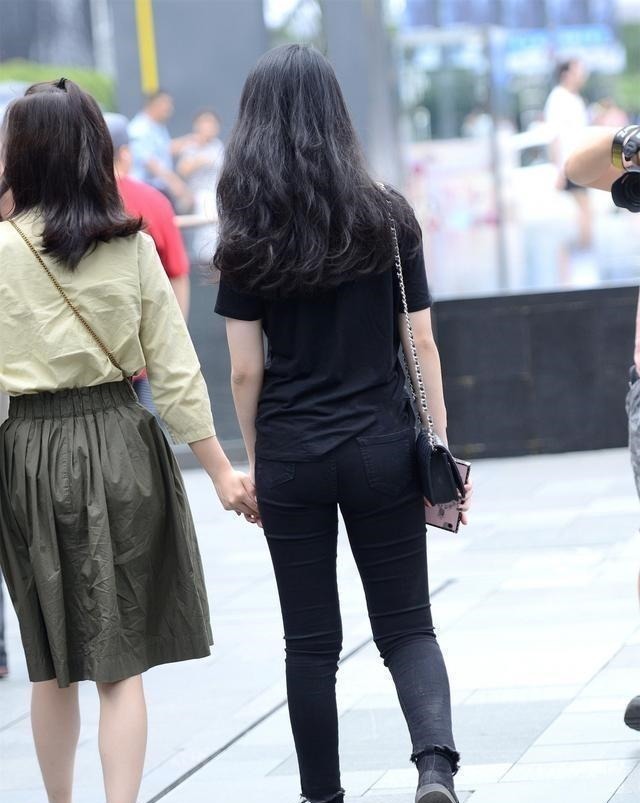 穿打底裤 黑色低胸上衣搭配黑色居家打底裤,港式风格搭配,大牌的感觉!