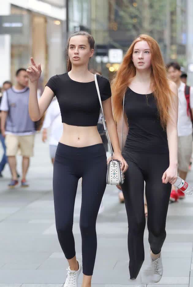 小姐姐 外国小姐姐穿运动紧身裤, 光滑细致的大长腿看上去很有弹性