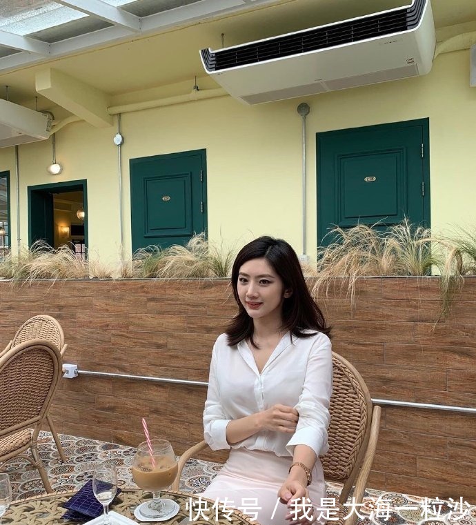 美女衣服虽然穿的简单，可是颜值跟身材不简单！