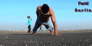 肌肉|俯卧撑，健身界公认的黄金训练动作，你能坚持做几个