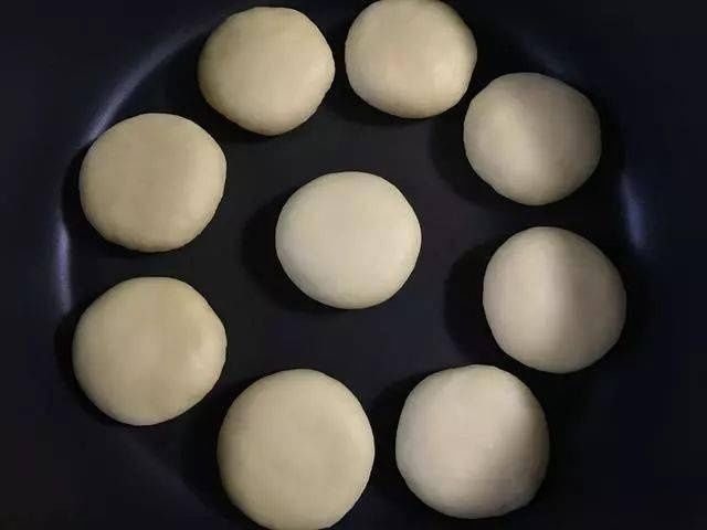 这种饼不加一滴水，吃在嘴里满口香，出锅后孩子都抢着吃！