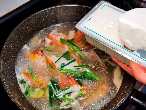 鱼炖豆腐,怎么煮都好吃,冷水或热水下锅才能最美味呢?