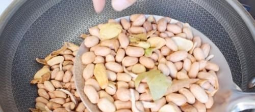 花生米不要油炸了，加1头大蒜，比水煮简单，比油炸的还好吃