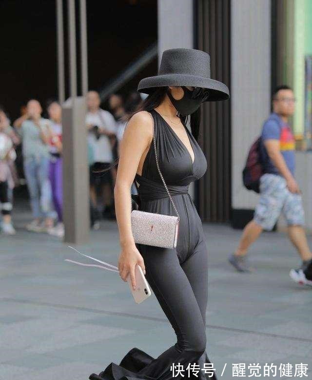 粉色 浅粉色交叉上衣搭配浅粉色时尚打底裤,显腿长的款式,显年轻稚嫩!