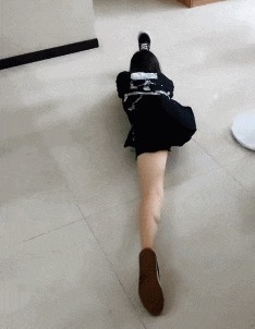 |搞笑GIF:老公你要相信我 我膝盖上面的伤就是这么来的