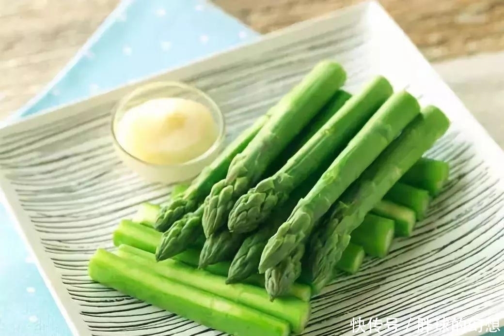 春吃芦笋好处多,买时看“4处”就够了,脆嫩又新鲜,一挑一个准