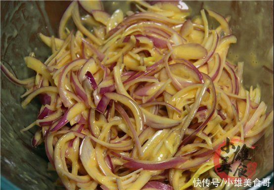 洋葱加入3个鸡蛋，教你营养新吃法，简单快捷，天天吃也不腻?