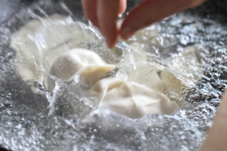 煮速冻饺子时，最忌开水下锅，很多人做错，难怪饺子不好吃还破皮