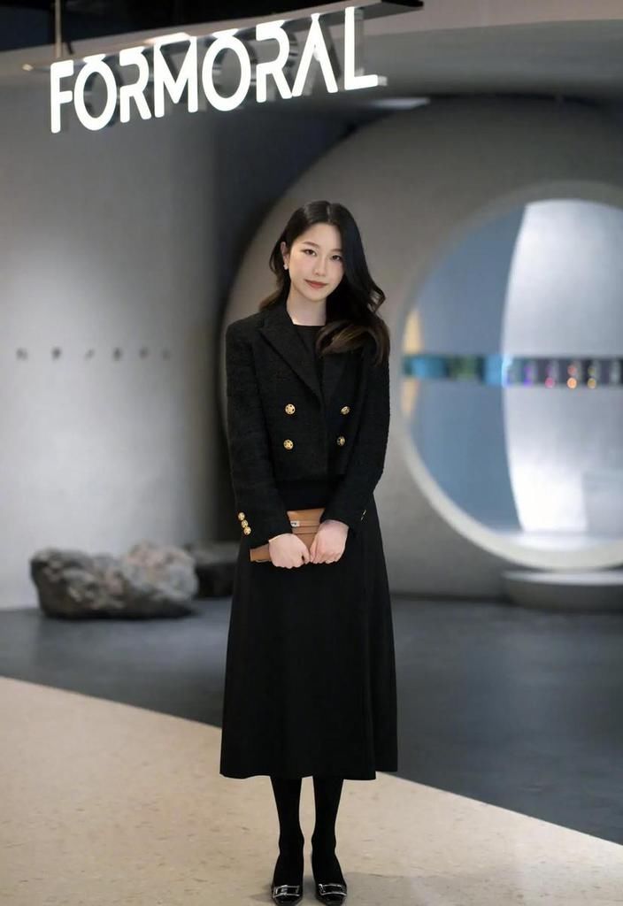 黑靴+下装=初春最佳组合，洋气个性又显腿长，时髦精们都上头了