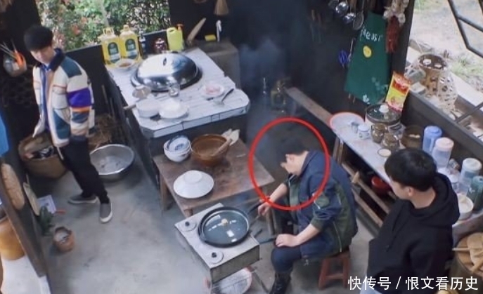 黄磊 黄磊厨艺翻车,尴尬名场面:给杨紫的肉烤糊,陈赫李诞不肯再动筷