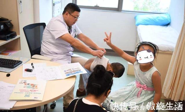 性格|小时候爱''咬指甲''的孩子,长大后多半是这2种性格,太心疼孩子了