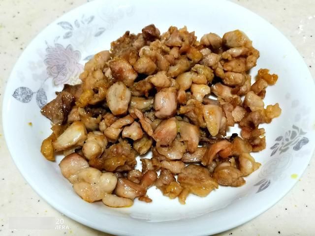 辣子鸡|鸡腿肉这样做，外酥里嫩，香辣过瘾，一大盘都不够吃