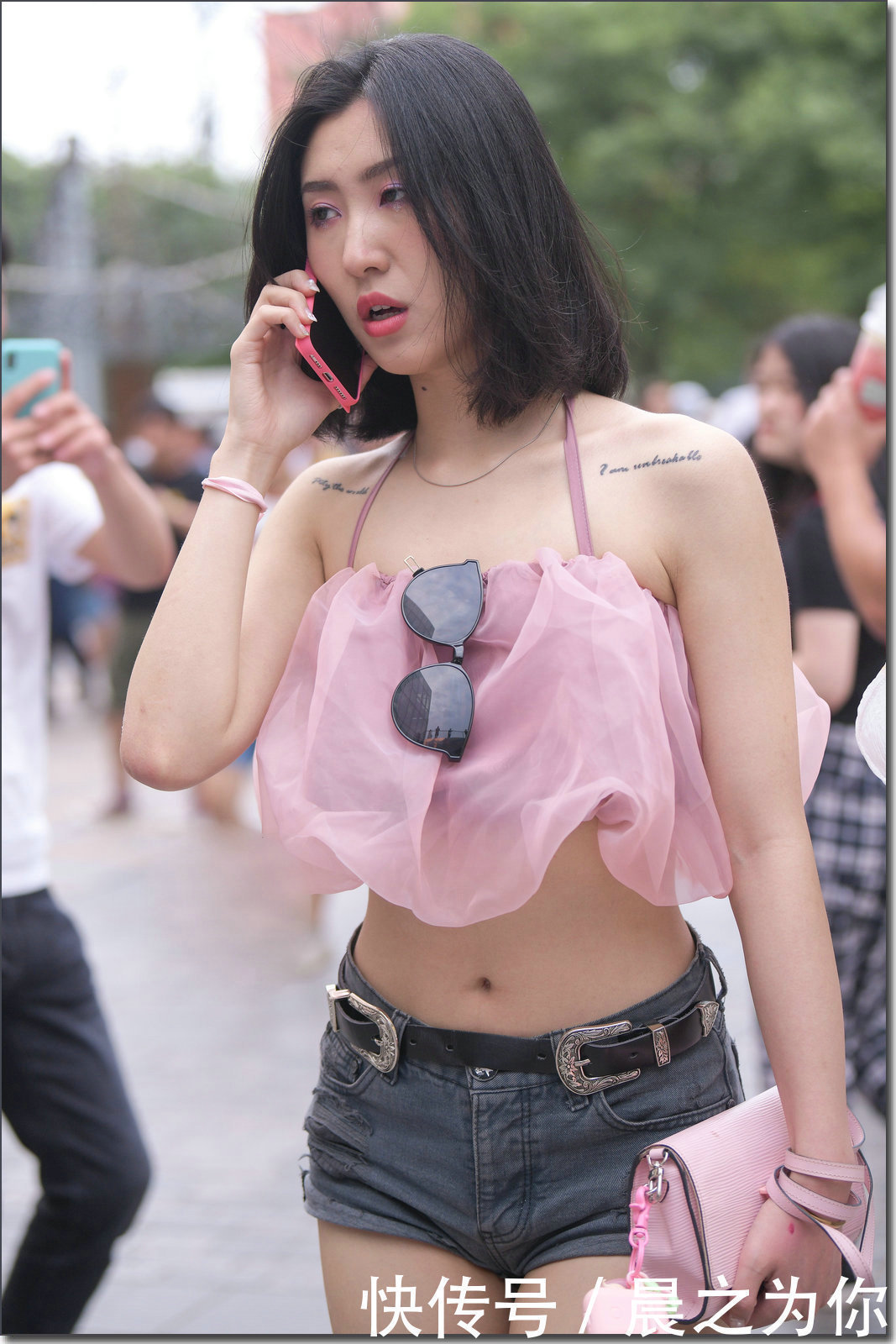 街拍漏脐装搭配超短裤,这位小姐姐很省面料