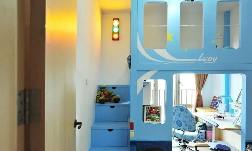 卧室|小卧室别再装榻榻米了，人家聪明人都这样设计，照样美观又实用！