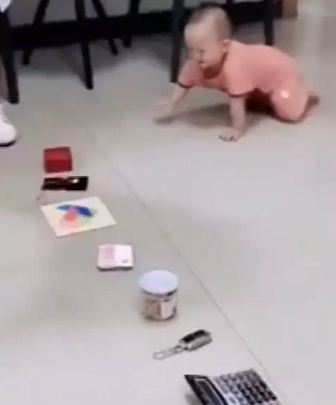 抓住|爸爸让宝宝抓周,孩子径直抓住的东西,网友:孟婆汤掺水了