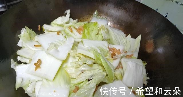 豆腐和这菜是绝配,冬天吃最香,简单一炖,好吃又有营养!