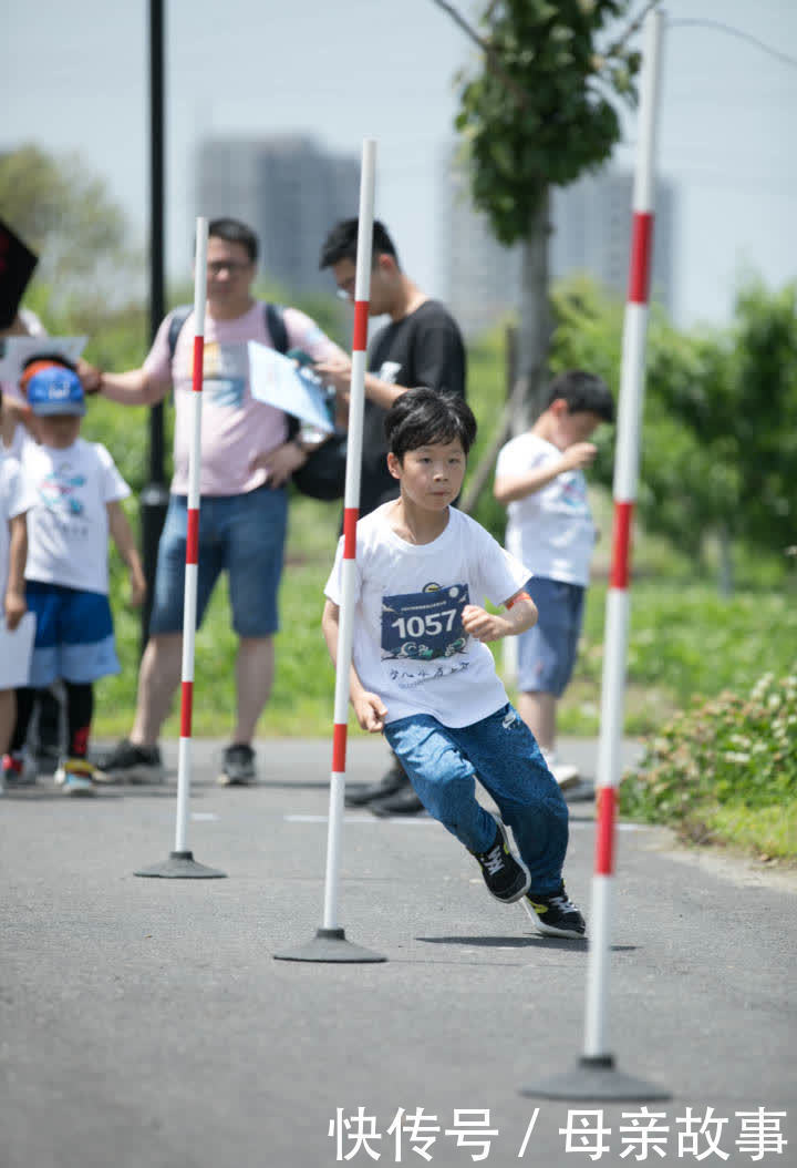 立定跳远|30秒跳绳、仰卧起坐、绕杆跑……杭州小伢儿体质大比拼，场面热热热