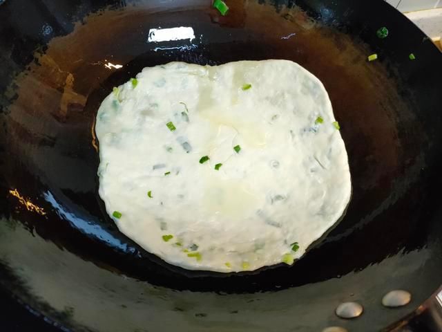 猪油|烙饼想要柔软好吃有层次，和面用开水还是凉水？其实都不正确