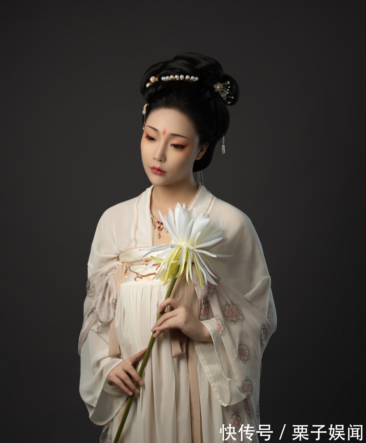 江天$七律·赏秋·八首：依依别夏悄回望，金菊萦篱笑粲然