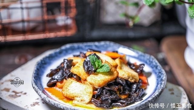 喷香|豆腐别再炖着吃了,加这两食材一起炒,喷香下饭,天天吃都不够!