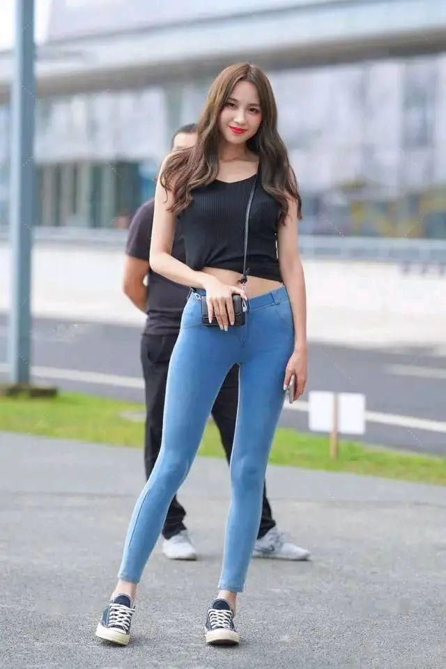 身材高挑|穿修身牛仔裤的女生，气质更是显得靓丽自信