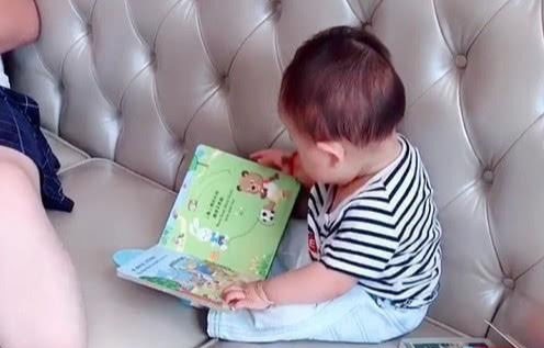 套路|“装模作样奶爸”带娃看书火了,娃走过最长的路,就是爸爸的套路