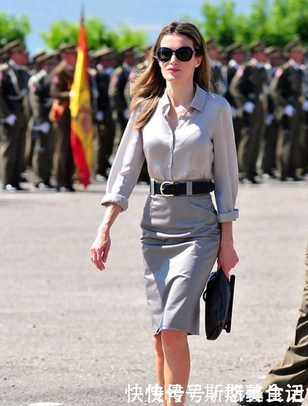 莱蒂齐亚|西班牙王后带火了“铅笔裙”,知性干练又优雅,特适合40岁女人