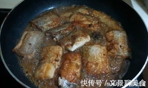带鱼别再红烧了!只需加入一个“它”,不油炸也不用蒸,孩子爱吃