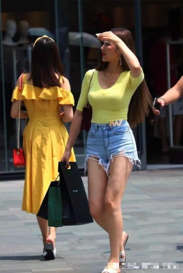 美女 街头的“心形”牛仔裤美女,对于“成熟美”有了新的定义!