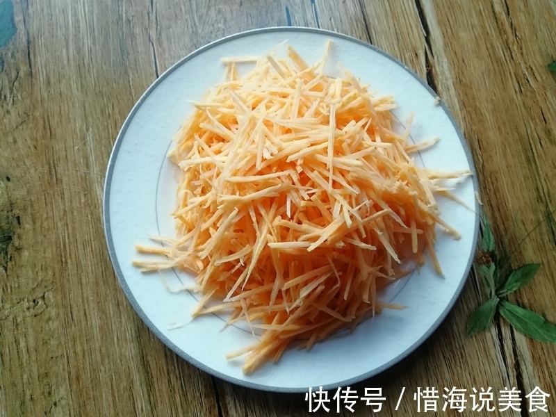 两个鸡蛋，一个地瓜，搅一搅，煎一煎，一会就做出一份早餐鸡蛋饼