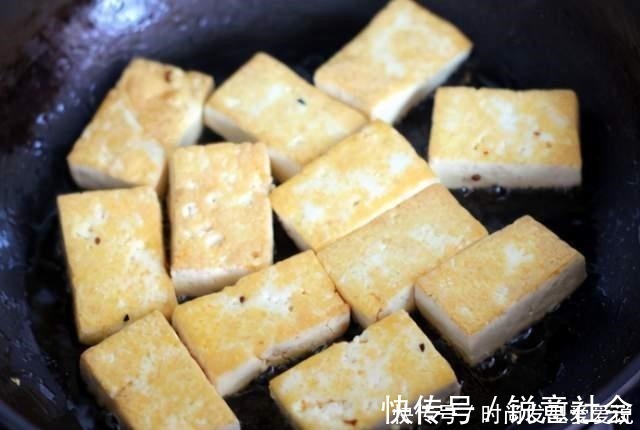 煎豆腐时，只放油煎就错了，牢记3个窍门，豆腐不粘锅还不易碎
