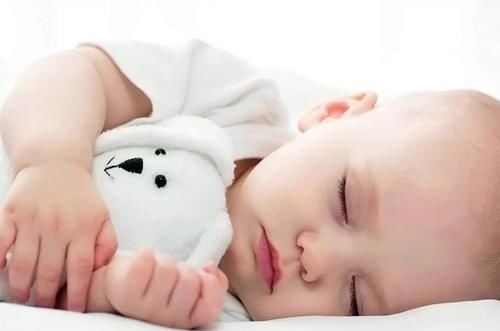 不适感|为什么宝宝困想睡觉都要哭闹一下?直接睡不好吗?